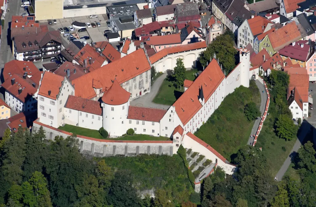 Luftbild des Hohen Schlosses über der Altstadt von Füssen
