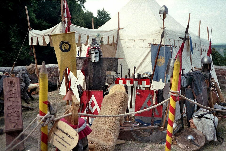 Ritterlager mit Zelt, Bannern, Helmen und Schilden beim Landeckfest